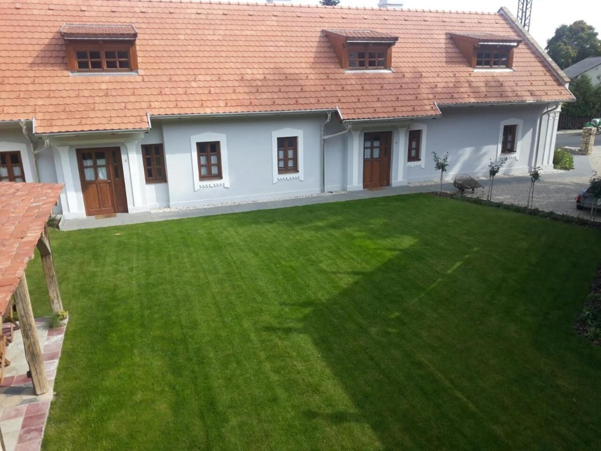 Aracsi Vendeghaz Hotel บาลาตอนฟือเรด ภายนอก รูปภาพ
